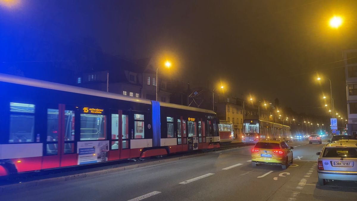 Tramvaj v Praze srazila přecházející dvojici